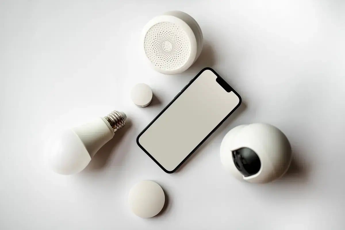 Consumer electronics arranged for an online product assortment